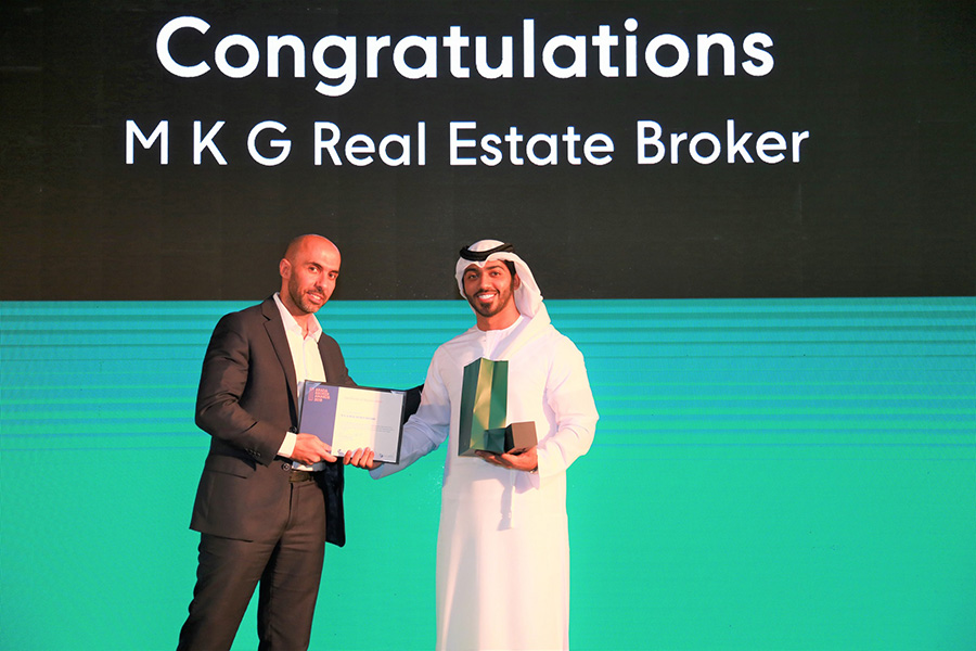 This image has an empty alt attribute; its file name is Arada-honours-top-perfoming-brokers-at-Dubai-awards-ceremony-Award-winners-11.jpg