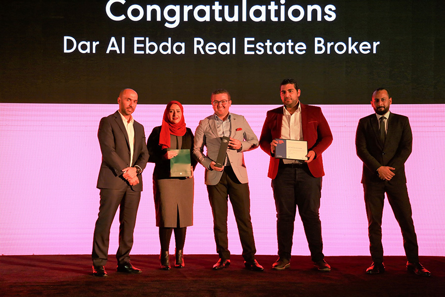 This image has an empty alt attribute; its file name is Arada-honours-top-perfoming-brokers-at-Dubai-awards-ceremony-Award-winners-4.jpg
