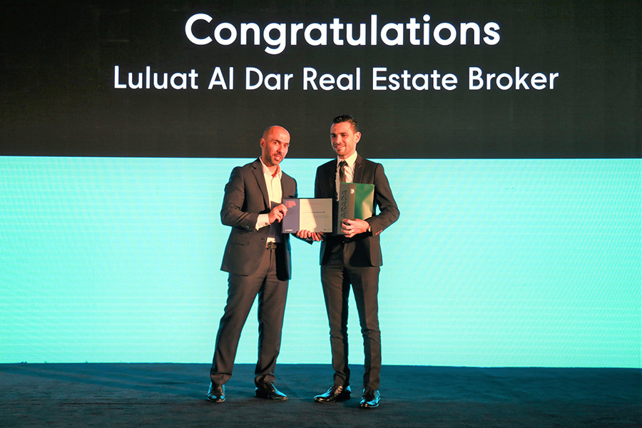 This image has an empty alt attribute; its file name is Arada-honours-top-perfoming-brokers-at-Dubai-awards-ceremony-Award-winners-6.jpg