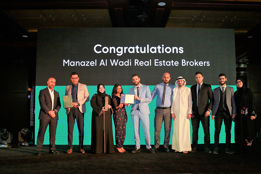 This image has an empty alt attribute; its file name is Arada-honours-top-perfoming-brokers-at-Dubai-awards-ceremony-Award-winners-9.jpg
